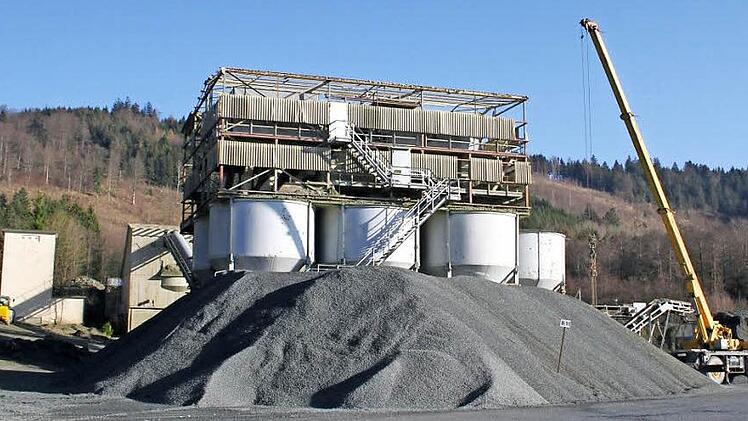 Die Abbrucharbeiten am Schotterwerk Rugendorf sind bereits in vollem Gange. Aus Kostengründen sollen künftig mobilen Anlagen zum Einsatz kommen. Der Steinbruch bleibt auf jeden Fall erhalten.