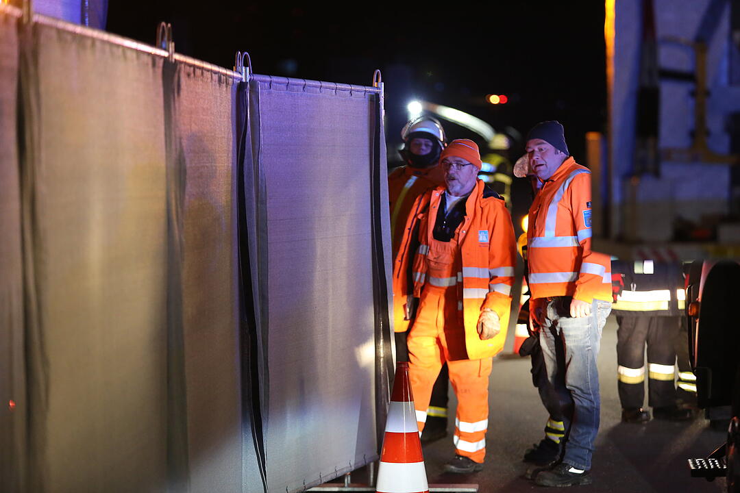 Tödlicher Unfall auf A9: Auto kracht in Lkw