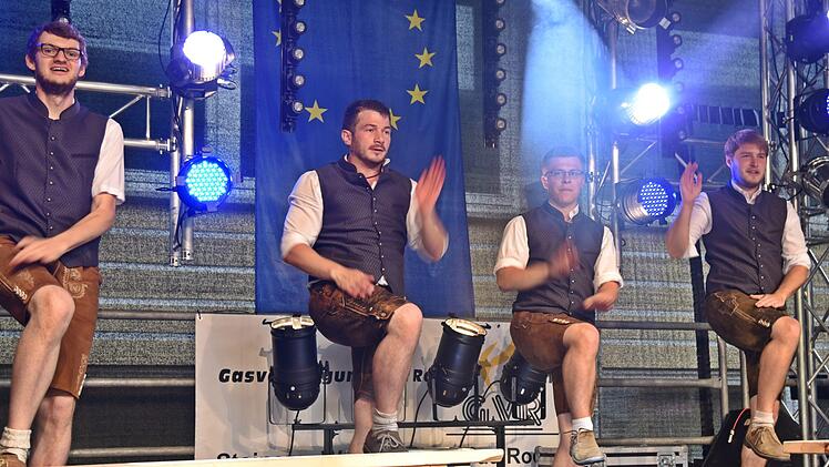 Ein abwechslungsreiches Bühnenprogramm gehört zu dem "Tag der Europäer" dazu, zum Beispiel ein echt bayerischer Auftritt. Foto: Gabi Arnold