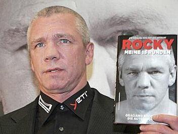 Der ehemalige Box-Weltmeister Graciano "Rocky" Rocchigiani stellt seine Autobiografie "Rocky - Meine 15 Runden" vor. In der nacht zu Dienstag starb er mit 54 Jahren. Foto: Peer Grimm/dpa