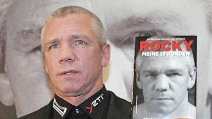 Der ehemalige Box-Weltmeister Graciano "Rocky" Rocchigiani stellt seine Autobiografie "Rocky - Meine 15 Runden" vor. In der nacht zu Dienstag starb er mit 54 Jahren. Foto: Peer Grimm/dpa
