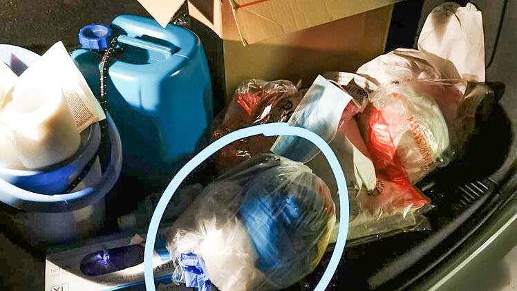 Die Schutzkleidung wird laut Reisch nach Corona-Tests einfach im Kofferraum gebunkert und im normalen Hausm&uuml;ll entsorgt. Er bem&auml;ngelte auch weitere Missst&auml;nde, etwa fehlende Schutzbrillen. Mehrere &Auml;rzte weigern sich unter diesen Bedingungen, Haustests durchzuf&uuml;hren. Foto: Andreas Reisch