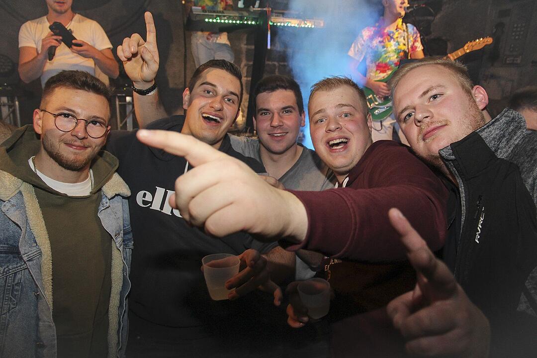 Die Partyband "Power" heizte ordentlich ein.