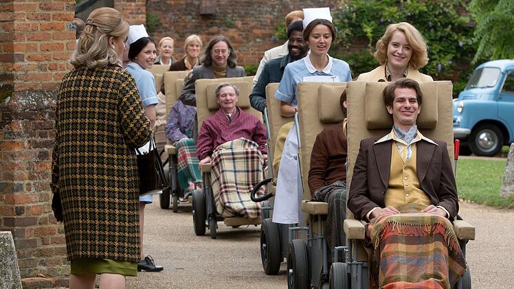 Diana (Claire Foy) k&uuml;mmert sich r&uuml;hrend um ihren gel&auml;hmten Ehemann (Andrew Garfield).