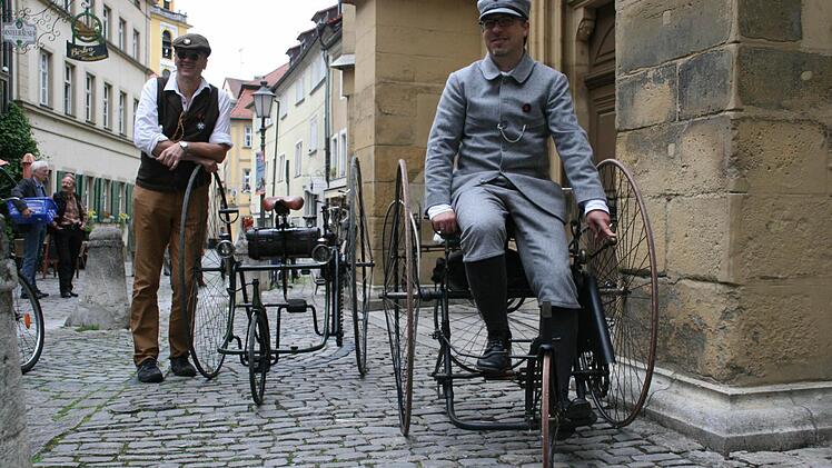 Ivo hat das passende Fahrrad-Outfit an, Helge trägt normale Kleidung der damaligen Zeit. Foto: Daniela Röllinger