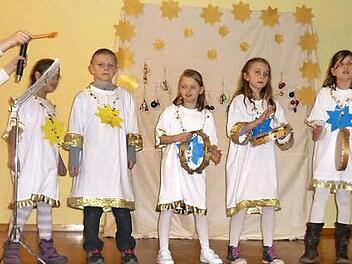 Chorleiter Stern Konrad (alias Tim Silber, Klasse 3a) ist es zum Heulen, als er den himmlischen Engelschor zum Einsatz aufruft und jeder mit seiner eigenen Komposition zu singen und zu musizieren beginnt.  Foto: eh