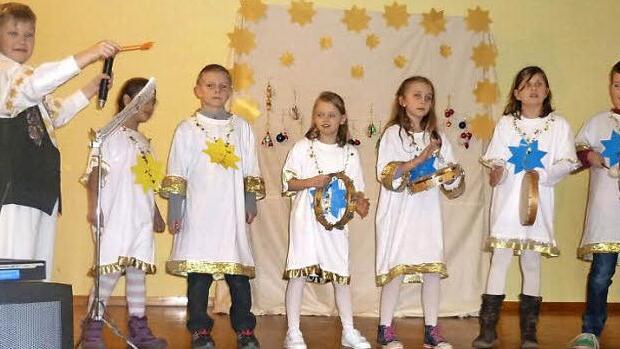 Chorleiter Stern Konrad (alias Tim Silber, Klasse 3a) ist es zum Heulen, als er den himmlischen Engelschor zum Einsatz aufruft und jeder mit seiner eigenen Komposition zu singen und zu musizieren beginnt.  Foto: eh