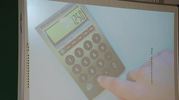 Der spezielle Geldlehrer-Taschenrechner ermöglicht es, Zinsen, Sparziele oder Raten schnell zu ermitteln.