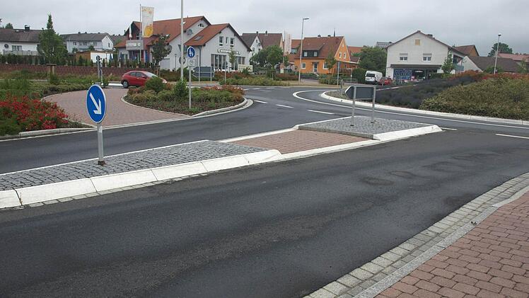 Die Übergänge am Kreisverkehr in Oerlenbach sind nach Ansicht der Verkehrsfachleute sicher genug. Zusätzliche Zebrastreifen seien in diesem Bereich unnötig, war man sich bei einer Verkehrsschau einig.  Foto: Stefan Geiger