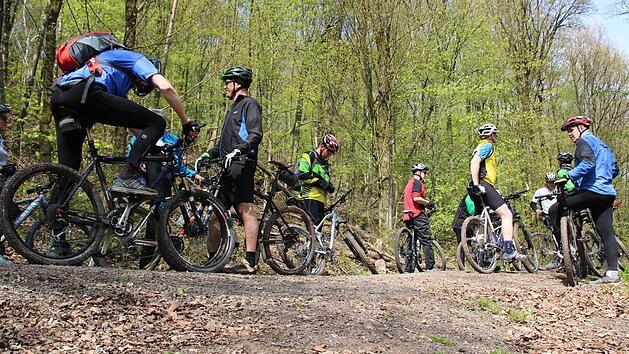 Die Radfahrer planen die Abfahrt vom gro&szlig;en Ha&szlig;berg bei Hofheim. Auf der Strecke findet am Samstag der "Ha&szlig;bergritt" statt. Fotos: Ronald Heck
