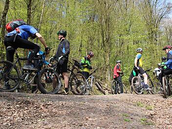 Die Radfahrer planen die Abfahrt vom großen Haßberg bei Hofheim. Auf der Strecke findet am Samstag der "Haßbergritt" statt. Fotos: Ronald Heck