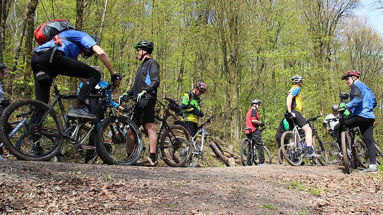 Die Radfahrer planen die Abfahrt vom großen Haßberg bei Hofheim. Auf der Strecke findet am Samstag der "Haßbergritt" statt. Fotos: Ronald Heck
