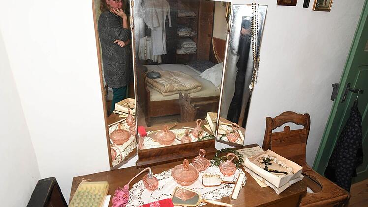 Ein typischer Spiegel im Schlafzimmer Foto: Ronald Rinklef