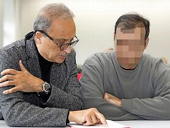 Der Angeklagte (r.) spricht vor Prozessbeginn mit seinem Dolmetscher.  Foto: Matthias Hoch