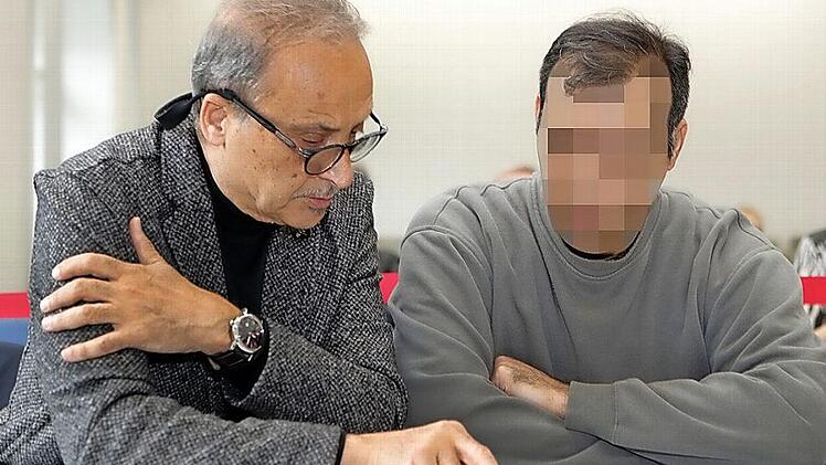 Der Angeklagte (r.) spricht vor Prozessbeginn mit seinem Dolmetscher.  Foto: Matthias Hoch