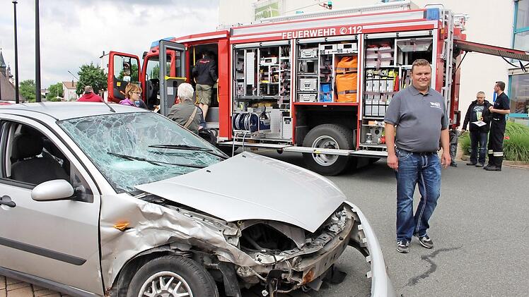 Das Höchstadter HLF 20 mit technischer Hilfeleistung und sogar einem verunglückten Auto Foto: Evi Seeger