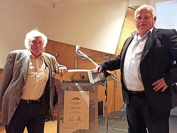 Bei der internationalen Tagung des Arbeitskreises für historische Kulturlandschaftsforschung in Wien referierte Kreisheimatpfleger Dieter Lau (r.) über das Küpser Friedhofsprojekt - hier mit dem Vorsitzenden des Arbeitskreises, Professor Winfried Schenk. Foto: Rainer Glissnik