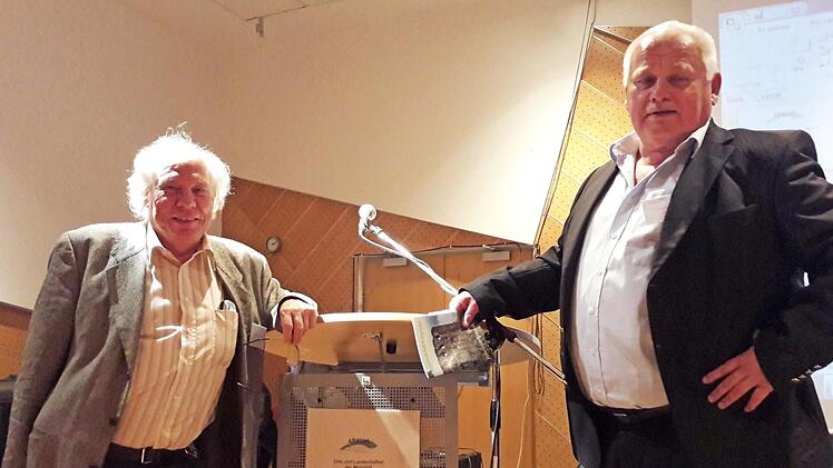 Bei der internationalen Tagung des Arbeitskreises für historische Kulturlandschaftsforschung in Wien referierte Kreisheimatpfleger Dieter Lau (r.) über das Küpser Friedhofsprojekt - hier mit dem Vorsitzenden des Arbeitskreises, Professor Winfried Schenk. Foto: Rainer Glissnik
