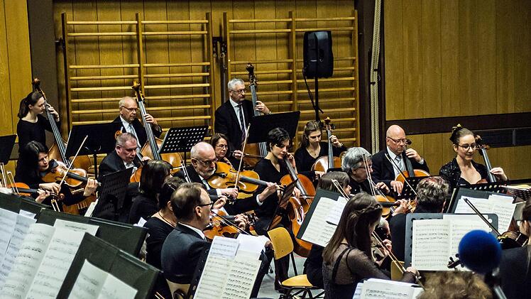 Das Orchester der Musikfreunde Neustadt unter Leitung von Hans Stähli beeindruckte mit seinem Sinfoniekonzert in der Mehrzweckhalle Heubischer Straße.Foto: Jochen Berger