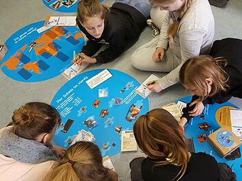 Will eine Kommune das "Fairtrade"-Zeichen tragen, müssen die Schulen mit an Bord genommen werden. Die Realschule in Ebern ist bereits seit 2009 "Umweltschule" und auch von dem Fairtrade-Gedanken begeistert, wie Rektor Hartmut Weis erklärte. Hier sind Schüler zu sehen, die sich am Lernzirkel "Fairer Handel" mit dem Thema auseinandersetzen. Foto: Realschule Ebern.