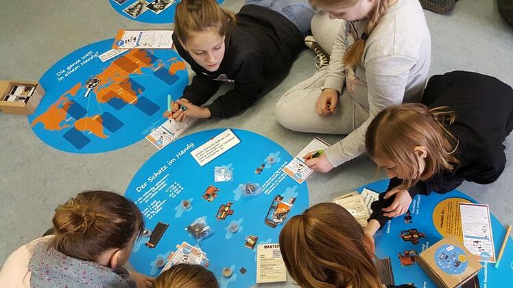 Will eine Kommune das "Fairtrade"-Zeichen tragen, müssen die Schulen mit an Bord genommen werden. Die Realschule in Ebern ist bereits seit 2009 "Umweltschule" und auch von dem Fairtrade-Gedanken begeistert, wie Rektor Hartmut Weis erklärte. Hier sind Schüler zu sehen, die sich am Lernzirkel "Fairer Handel" mit dem Thema auseinandersetzen. Foto: Realschule Ebern.