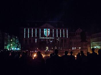Zum Abschluss der Feierstunde auf dem Coburger Marktplatz gab es eine animierte Projektion zum Jubiläum 155 Jahre Coburger Convent.Foto: Jochen Berger