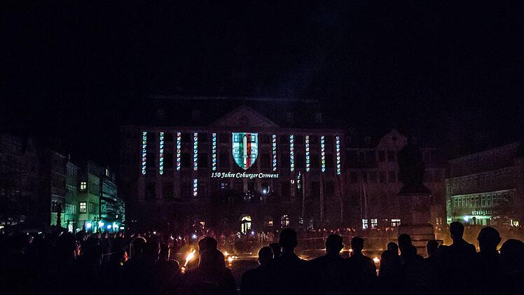 Zum Abschluss der Feierstunde auf dem Coburger Marktplatz gab es eine animierte Projektion zum Jubiläum 155 Jahre Coburger Convent.Foto: Jochen Berger