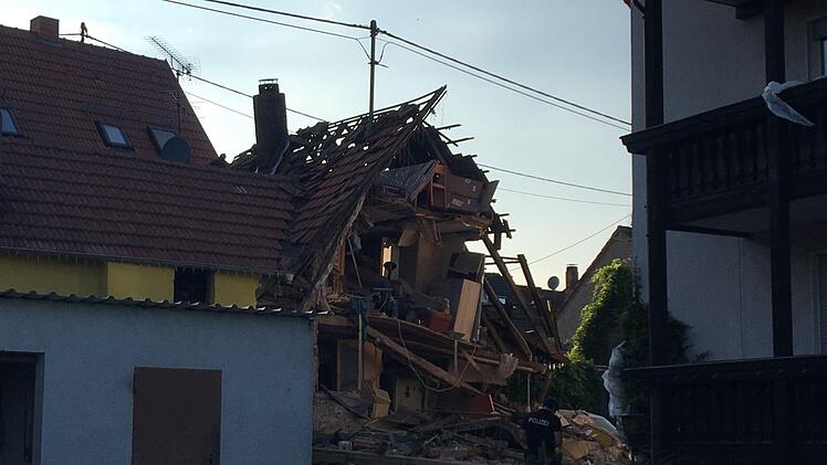 In Folge einer Verpuffung ist am Montagabend ein Haus im Kreis Main-Spessart eingestürzt. Vier Menschen wurden verletzt - ein Mann davon schwer. Foto: NEWS5/Höfig