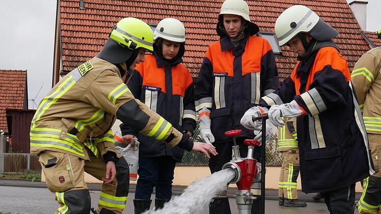 An einem Hydranten, der gespült wurde, wurde geübt, um zu zeigen, mit welchem Druck das Wasser in die Schläuche drückt. Foto: Daniel Wiener