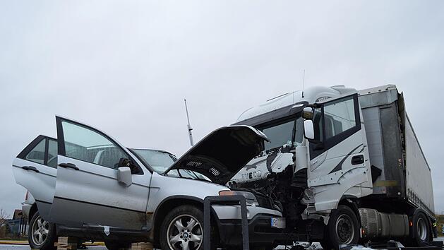 Im Kreis Forchheim hat sich ein tödlicher Unfall zwischen einem Lkw und einem Auto ereignet. Foto: Ronald Heck