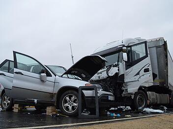 Im Kreis Forchheim hat sich ein t&ouml;dlicher Unfall zwischen einem Lkw und einem Auto ereignet. Foto: Ronald Heck