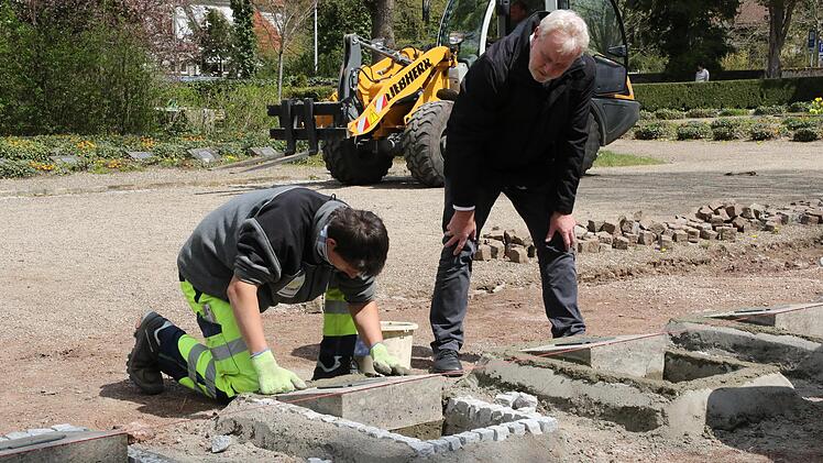 Bernhard Ledermann schaut einem Mitarbeiter über die Schulter. Foto: Wolfgang Desombre