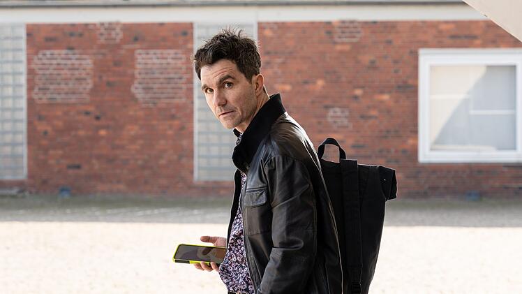 Als "Tech-Torben" wirbt der Influencer Torben Schlagholz (Seán McDonagh) für die Produkte der IT-Firma RuSono. Allerdings geht er dabei nach seinen eigenen Methoden vor.