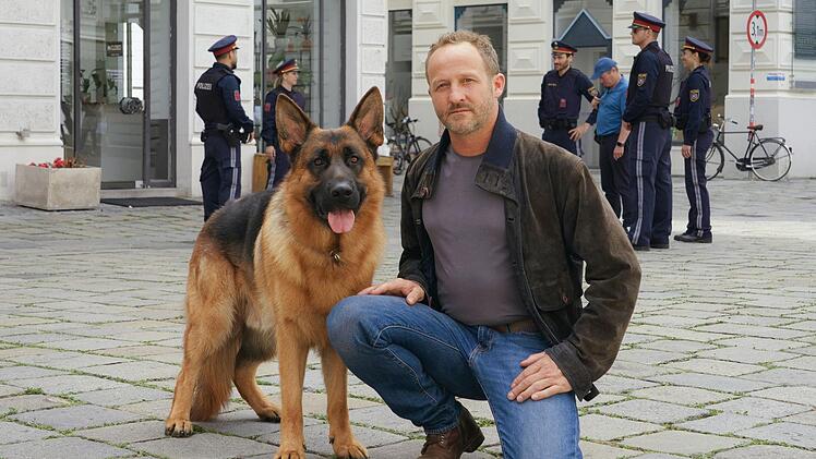 Der neue "Kommissar Rex" und sein Herrchen: Maximilian Br&uuml;ckner spielt in der Neuauflage der Kult-Krimireihe die menschliche Hauptfigur Max Steiner.