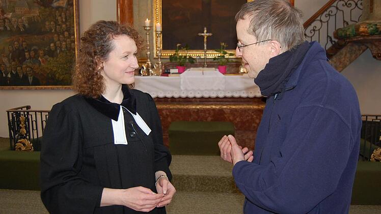 Coburgs Pfarrer Markus Merz im Gespräch mit Pfarrerin Anna Polcková, die in Bratislava auch deutsche Gottesdienste hält.