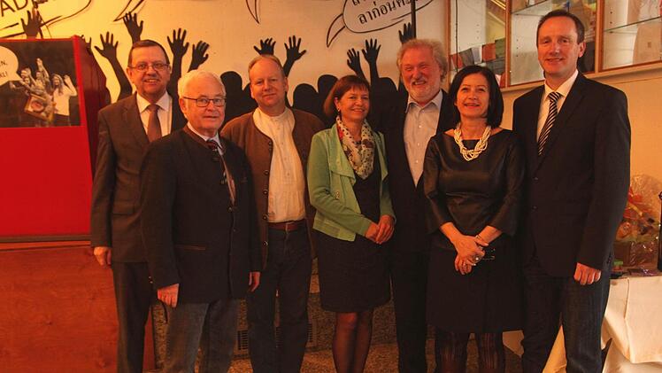 Bei der Verabschiedung (von links) Ministerialbeauftragter Horst Karch, Landrat Rudolf Handwerker, Personalratsvorsitzender Günter Kerschensteiner, Christa und Hendryk Heckl, Konrektorin und Nachfolgerin im Amt Manuela Küfner sowie Bürgermeister Michael Ziegler.