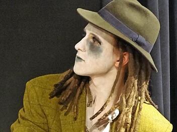 Simon Arnold verstand es, die angeklagte Seele Buschs auf der Bühne aufleben zu lassen. Fotos: Johanna Eckert/Rudolf Hein