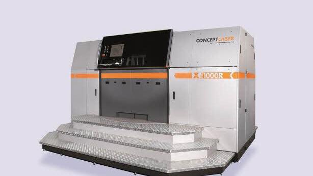Die Laser-Maschine X line 1000R. Durch das Sichtfenster vorne (im dunklen Bereich) kann der Arbeitsprozess überwacht werden.