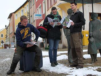 Neubürger bekommen im Rathaus Bad Brückenau eine Broschüre in die Hand gedrückt. Symbolbild: Ulrike Müller