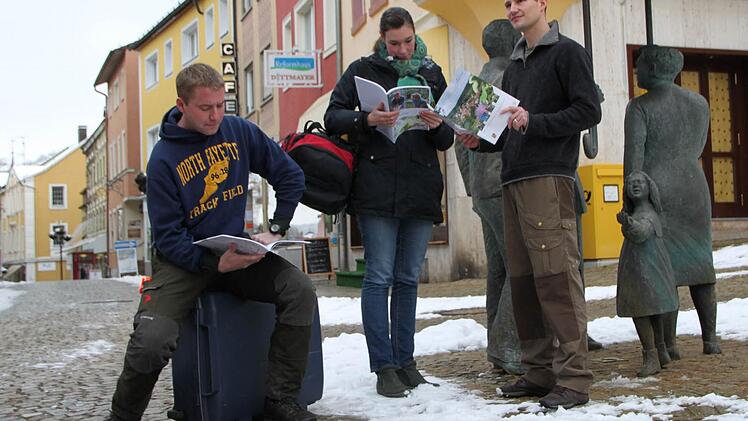 Neubürger bekommen im Rathaus Bad Brückenau eine Broschüre in die Hand gedrückt. Symbolbild: Ulrike Müller