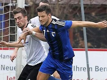 Thomas Roas (in blau) traf in der Schlussminute für Jahn Forchheim zum umjubelten Ausgleich. Allerdings hätte sich seine Mannschaft schon viel früher belohnen müssen.  Foto: Sebastian Baumann