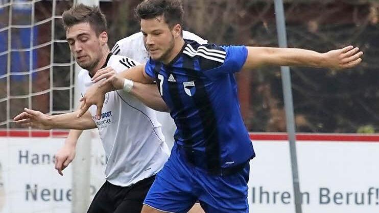 Thomas Roas (in blau) traf in der Schlussminute für Jahn Forchheim zum umjubelten Ausgleich. Allerdings hätte sich seine Mannschaft schon viel früher belohnen müssen.  Foto: Sebastian Baumann