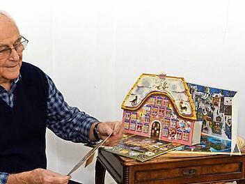 Horst Kreutz mit einem Adventskalender aus seiner Sammlung.  Foto: Björn Hein