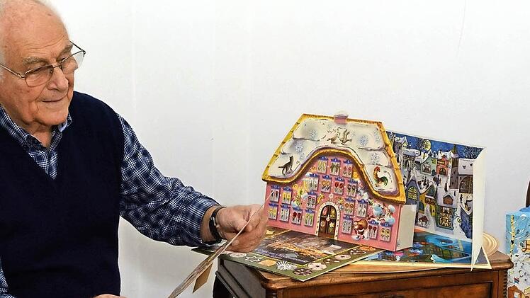 Horst Kreutz mit einem Adventskalender aus seiner Sammlung.  Foto: Björn Hein