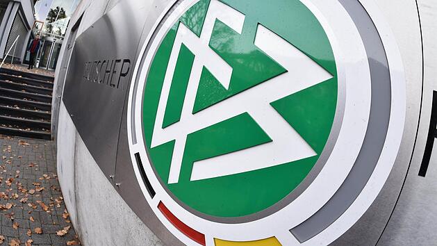 Der DFB - hier der Eingang zur Frankfurter Zentrale - muss für den Bericht der Wirtschaftskanzlei Freshfields 3,5 Millionen Euro blechen. Viel Geld dafür, dass man nach wie vor nichts Genaues weiß. Foto: Arne Dedert/dpa
