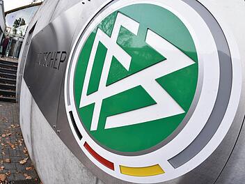 Der DFB - hier der Eingang zur Frankfurter Zentrale - muss für den Bericht der Wirtschaftskanzlei Freshfields 3,5 Millionen Euro blechen. Viel Geld dafür, dass man nach wie vor nichts Genaues weiß. Foto: Arne Dedert/dpa
