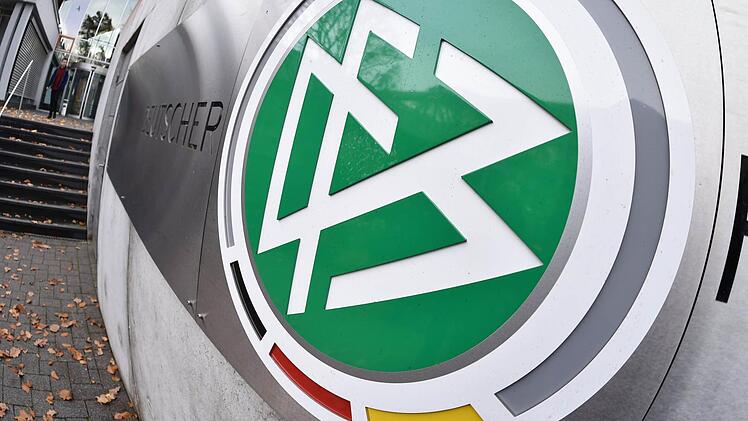 Der DFB - hier der Eingang zur Frankfurter Zentrale - muss für den Bericht der Wirtschaftskanzlei Freshfields 3,5 Millionen Euro blechen. Viel Geld dafür, dass man nach wie vor nichts Genaues weiß. Foto: Arne Dedert/dpa