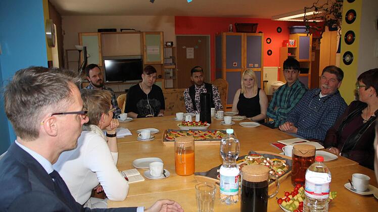 Im Gespräch mit den Politikern: Die Jugendlichen sind zunächst schüchtern. Foto: Ulrike Müller