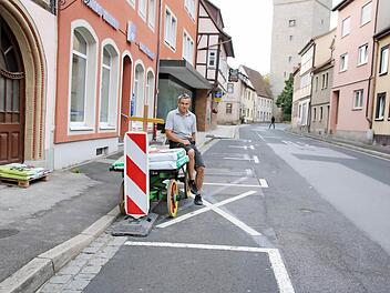 Mitten am Tag sind vier kostenlose Parkpl&auml;tze in der Veit-Sto&szlig;-Stra&szlig;e leer. Arno Reuscher f&uuml;hrt das auf Irritationen zur&uuml;ck, die durch den Parkscheinautomaten am Oberen Tor entstanden sind.  Foto: Thomas Malz