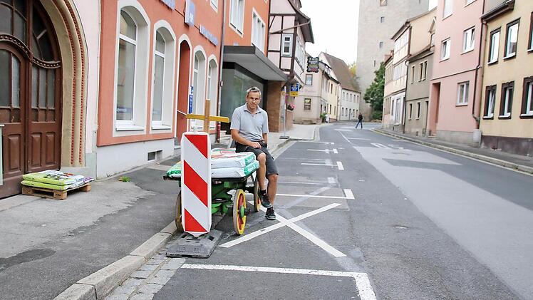Mitten am Tag sind vier kostenlose Parkpl&auml;tze in der Veit-Sto&szlig;-Stra&szlig;e leer. Arno Reuscher f&uuml;hrt das auf Irritationen zur&uuml;ck, die durch den Parkscheinautomaten am Oberen Tor entstanden sind.  Foto: Thomas Malz